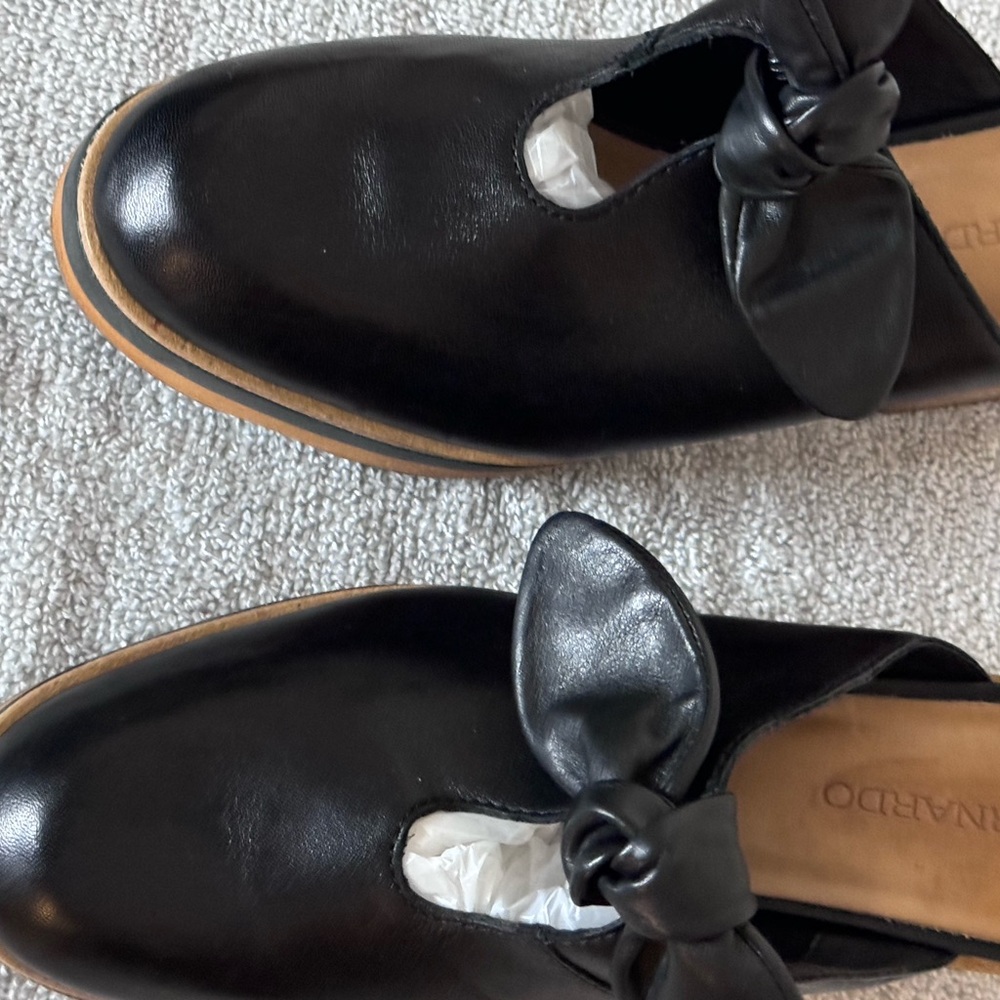 Bernardo Black Mules with Bow and Block Heel - Picture 2 of 12